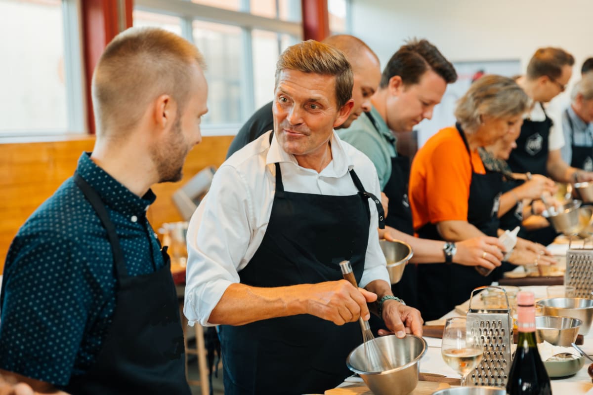 mand rører i skål til teambuilding arrangement
