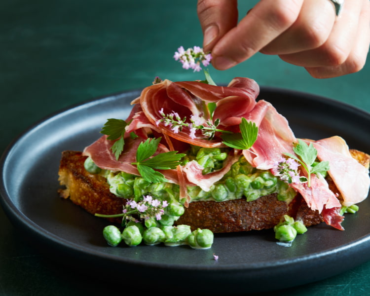 brød med charcuteri og grønt