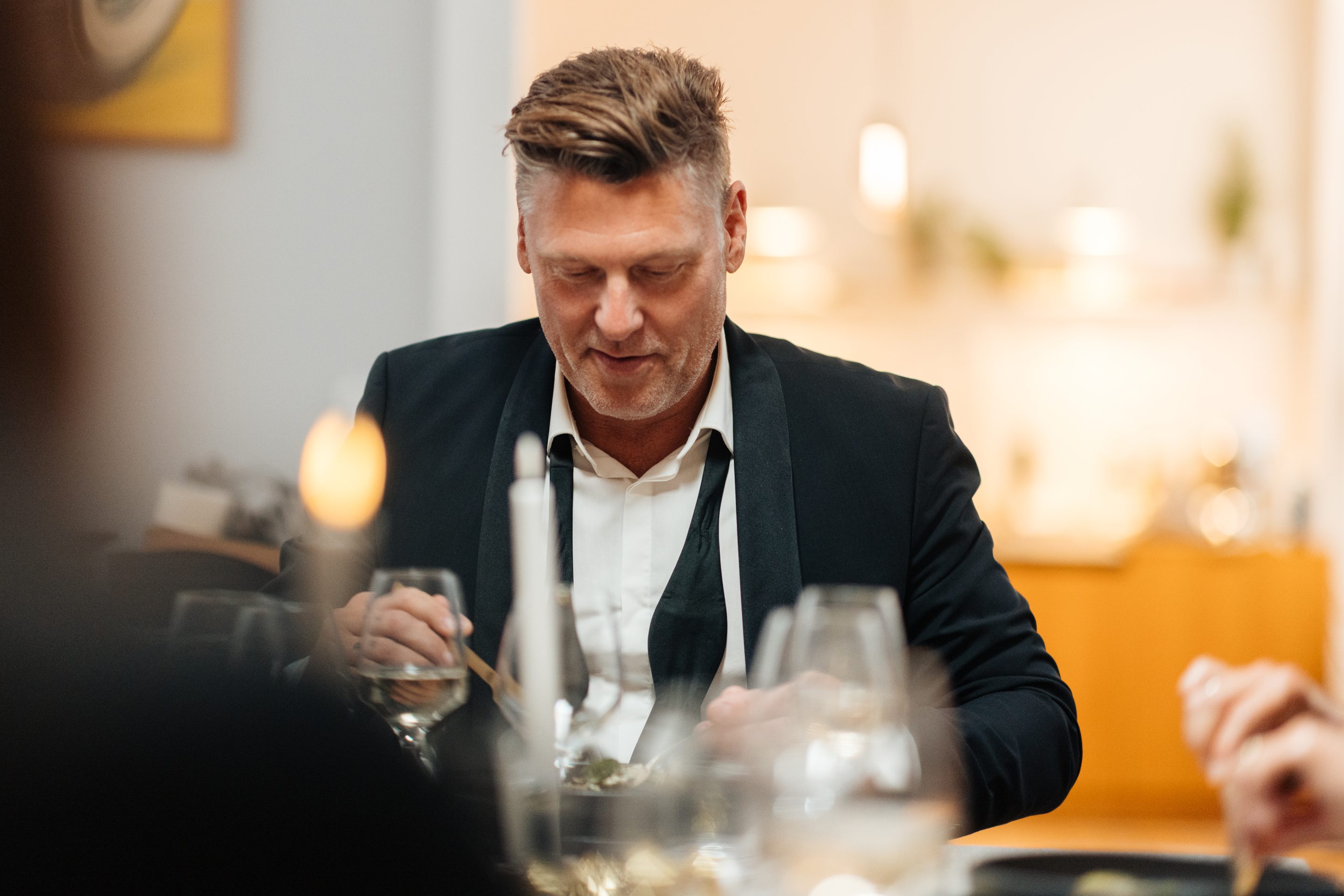 mand og kvinde skåler til nytår