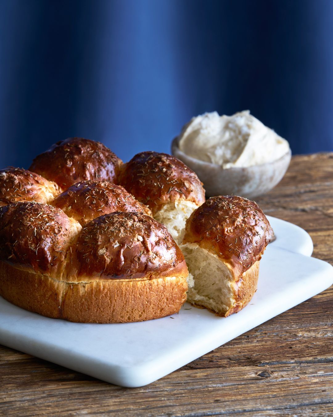 brioche br0d med flagesalt og pisket syrnet sm0r, som man kan tilkøbe